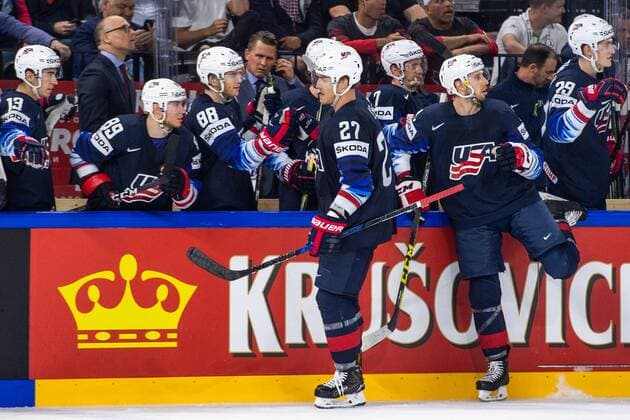 180520 USAs Anders Lee cheers with teammates on the bench after making 3 1 painted during the bronze match in the ice hockey World Cup between USA and Canada on May 20, 2018 in Copenhagen  Copyright: PETTERxARVIDSON BB180520PA056