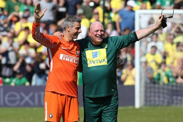Fu?ball, Trainerhistorie Norwich City von 1905 bis heute Norwich City Legends v Inter Forever Friendly Francesco Toldo of Inter Forever and Bryan Gunn of Norwich City Legends the Friendly match at Carrow Road, Norwich Content Not Available For UK Newspapers Copyright: xPaulxChestertonx FIL-11824-0123