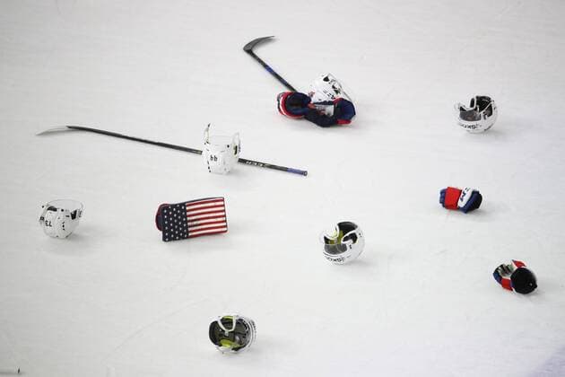 Eishockey WM, USA- Kanada Ice hockey Eishockey - IIHF WC, USA vs CAN COPENHAGEN,DENMARK,20.MAY.18 - ICE HOCKEY - IIHF World Championships, match for third place, USA vs Canada. Image shows helmets, gloves and hockey sticks. GEPAxpictures xAndreasxPranter