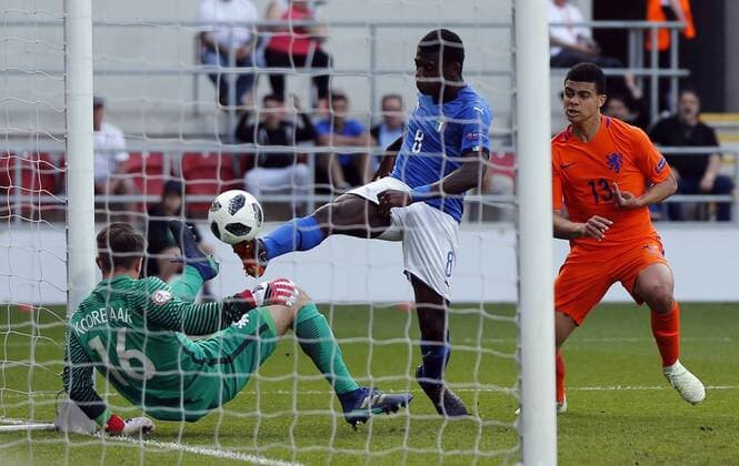 Italy v Netherlands UEFA EURO EM Europameisterschaft Fussball U17 U 17 Championship Final Manu Emmanuel Gyabuaa (c) of Italy attempts to score past Joey Koorevaar (l) of Netherlands during the UEFA Euro U17 Championship Final match at the New York Stadium, Rotherham Content Not Available For UK Newspapers Copyright: xSimonxMoorex FIL-11825-0005