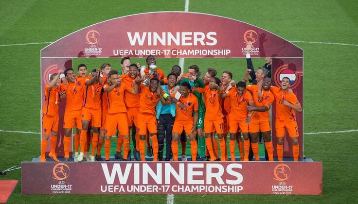 Holland celebrate winning the 2018 Euro U17 U 17 Cup during the UEFA Under-17 Championship FINAL match between Italy and Netherlands at the New York Stadium, Rotherham, England on 20 May 2018. Copyright: xAndyxRowlandx PMI-2044-0001
