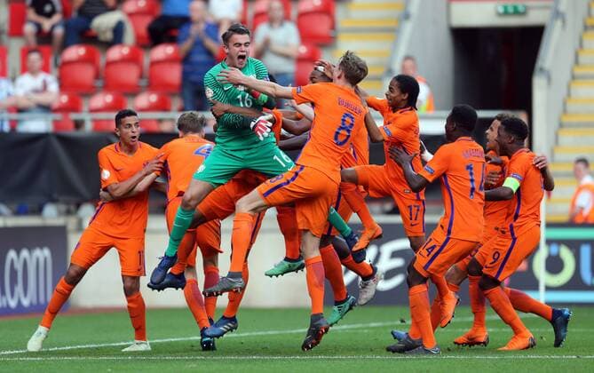 Italy v Netherlands UEFA EURO EM Europameisterschaft Fussball U17 U 17 Championship Final Netherlands celebrate after the UEFA Euro U17 Championship Final match at the New York Stadium, Rotherham Content Not Available For UK Newspapers Copyright: xSimonxMoorex FIL-11825-0029