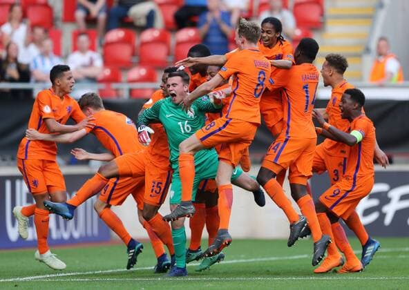 Bilder des Tages - SPORT Italy v Netherlands UEFA EURO EM Europameisterschaft Fussball U17 U 17 Championship Final Netherlands celebrate after the UEFA Euro U17 Championship Final match at the New York Stadium, Rotherham Content Not Available For UK Newspapers Copyright: xSimonxMoorex FIL-11825-0030