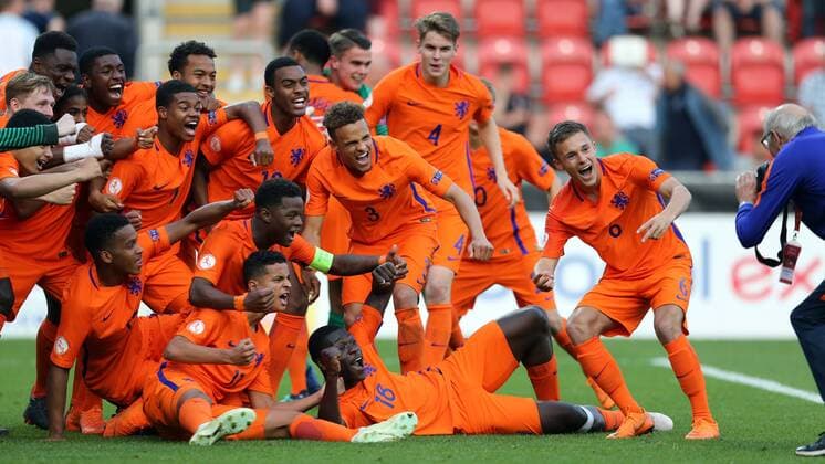 Italy v Netherlands UEFA EURO EM Europameisterschaft Fussball U17 U 17 Championship Final Netherlands celebrate after the UEFA Euro U17 Championship Final match at the New York Stadium, Rotherham Content Not Available For UK Newspapers Copyright: xSimonxMoorex FIL-11825-0033