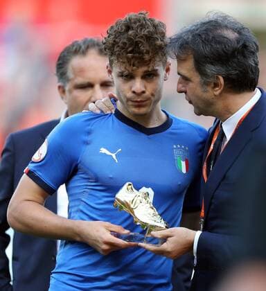Italy v Netherlands UEFA EURO EM Europameisterschaft Fussball U17 U 17 Championship Final Edoardo Vergani of Italy receives the golden boot after the UEFA Euro U17 Championship Final match at the New York Stadium, Rotherham Content Not Available For UK Newspapers Copyright: xSimonxMoorex FIL-11825-0037