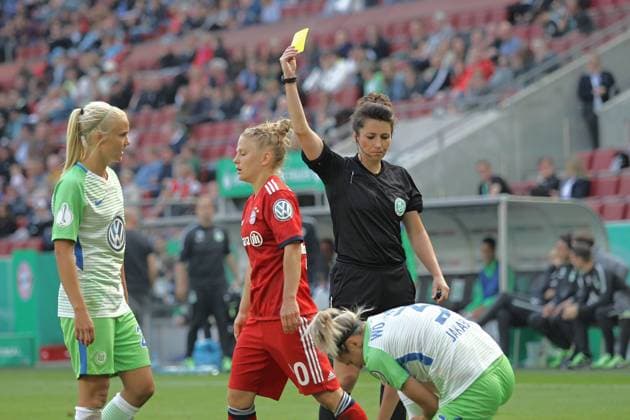 19 05 2018 xxx Football DFB Cup Womens Final Koeln Rheinenergiestadion VfL Wolfsburg FC Bayern Muenchen vl Yellow card by Sandra Stolz Referee against Leonie Maier FC Bayern Muenchen Kneipend rechts Zsanett Jakabfi VfL Wolfsburg