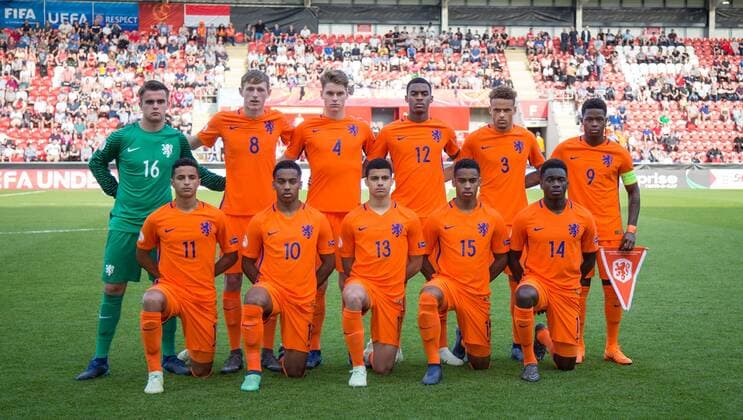 Netherlands pre match team photo (back row l-r) Goalkeeper Joey Koorevaar (Feyenoord), Wouter Burger (Feyenoord), Ramon Hendriks (Feyenoord), Ryan Gravenberg (Ajax), Liam Van Gelderen (Ajax) & Daishawn Redan (Chelsea) (front row l-r) Mohammed Ihattaren (PSV), Quinten Maduro Timber (Ajax), Elayis Tavsan (Sparta), Jurri?n Maduro Timber (Ajax) & Cristopher Mamengi (FC Utrecht) of Holland U17 U 17 during the UEFA Under-17 Championship FINAL match between Italy and Netherlands at the New York Stadium, Rotherham, England on 20 May 2018. Copyright: xAndyxRowlandx PMI-2044-0006