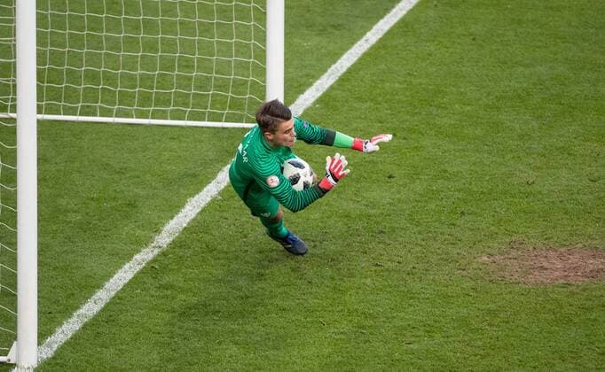 Goalkeeper Joey Koorevaar (Feyenoord) of Holland U17 U 17 saves the first penalty of the shootout during the UEFA Under-17 Championship FINAL match between Italy and Netherlands at the New York Stadium, Rotherham, England on 20 May 2018. Copyright: xAndyxRowlandx PMI-2044-0008
