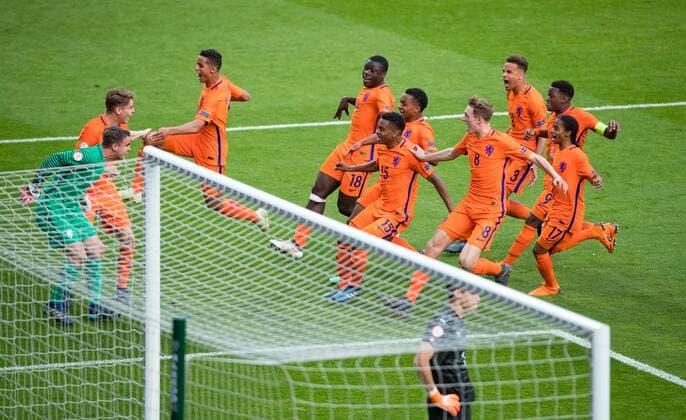 Holland celebrate after Ramon Hendriks (2nd left) scores his penalty to crown them champions (4-1 on penalties) during the UEFA Under-17 Championship FINAL match between Italy and Netherlands at the New York Stadium, Rotherham, England on 20 May 2018. Copyright: xAndyxRowlandx PMI-2044-0009