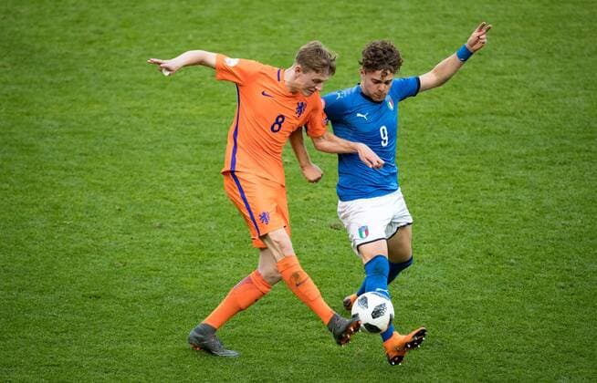 Wouter Burger (Feyenoord) of Holland U17 U 17 & Edoardo Vergani (Internazionale) of Italy U17 during the UEFA Under-17 Championship FINAL match between Italy and Netherlands at the New York Stadium, Rotherham, England on 20 May 2018. Copyright: xAndyxRowlandx PMI-2044-0011