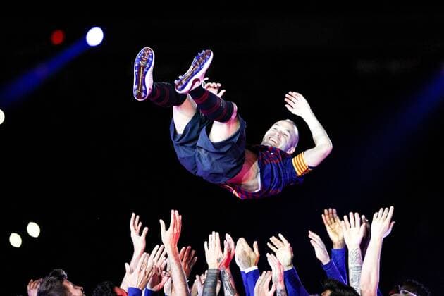 Themen der Woche - SPORT KW20 Bilder des Tages - SPORT 20th May 2018, Camp Nou, Barcelona, Spain; La Liga football, Barcelona versus Real Sociedad; Andres Iniesta of FC Barcelona Barca is bumped in celebration of his 22 years with the club  ActionPlus12028000 PedroxSalado
