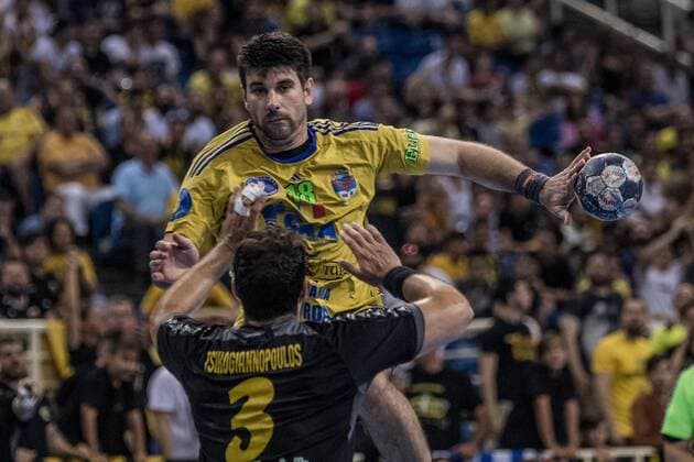 (180521) -- ATHENS, May 21, 2018 -- AHC Potaissa Turda s Cristian Adomnicai (Back) competes during the EHF Men s Challenge Cup Finals between A.E.K. Athens and AHC Potaissa Turda in Athens, Greece, May 20, 2018. ) (SP)GREECE-ATHENS-HANDBALL-MEN S CHALLENGE CUP-FINALS PanagiotisxMoschandreou 