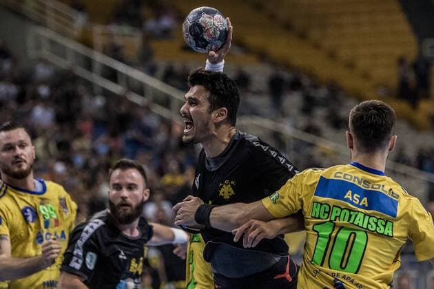 (180521) -- ATHENS, May 21, 2018 -- A.E.K. s Julios Argyrou (2nd R) competes during the EHF Men s Challenge Cup Finals between A.E.K. Athens and AHC Potaissa Turda in Athens, Greece, May 20, 2018. ) (SP)GREECE-ATHENS-HANDBALL-MEN S CHALLENGE CUP-FINALS PanagiotisxMoschandreou 