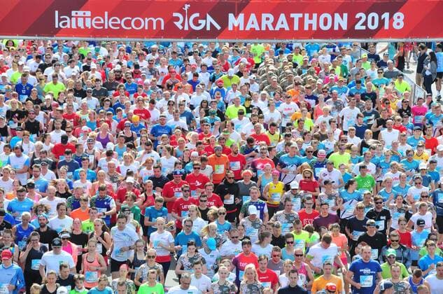 Themen der Woche - SPORT KW20 Bilder des Tages - SPORT (180521) -- RIGA, May 21, 2018 -- Marathon runners pass the start line during Lattelecom Riga Marathon 2018 in Riga, Latvia, on May 20, 2018. ) (SP)LATVIA-RIGA-MARATHON Janis 