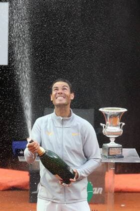 Themen der Woche - SPORT KW20 Bilder des Tages - SPORT Rome: Italian Open Tennis Day 8 20th May 2018, Foro Italico, Rome, Italy; Italian Open Tennis, finals day; Rafael Nadal (ESP) celebrates after winning the final match won againt Alexander Zverev (GER) 6-1, 1-6, 6-3 Credit: Giampiero Sposito Pacific Press . Rome Rome Italy Foro Italico  GiampieroxSposito PacificxPress