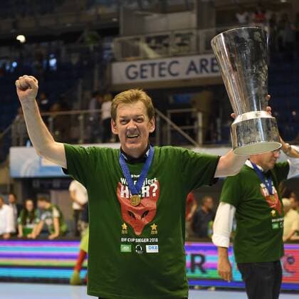 Handball Mens EHF Cup Final Four Tournament in Magdeburg Season 2017 18 Final Game Foxes Berlin Saint Raphael Var Handball Head Coach Velimir Petkovic Füchse Berlin with the Cup 20 05 18 Copyright: xMichaelxHundtx xMatthiasxKochx
