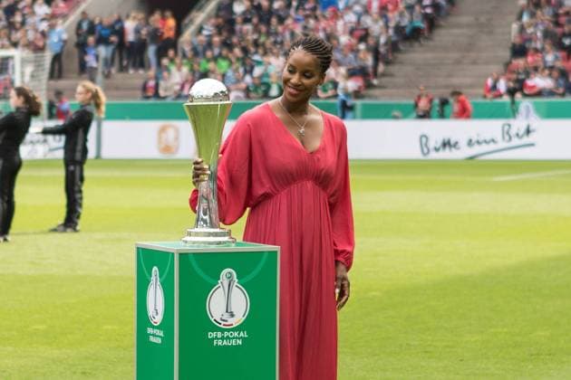19 05 2018 xavx DFB Cup Final Women VfL Wolfsburg FC Bayern Muenchen emspor v l Actress Liz Baffoe and the DFB Pokal Koeln