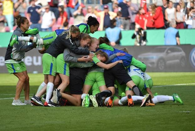 19 05 2018 xjpx DFB Cup Final Women VfL Wolfsburg FC Bayern Munich emspor v l After the last converted penalty the players from Wolfsburg cheered Koeln