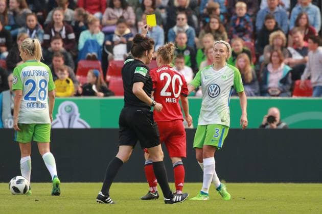 19 05 2018 xavx DFB Cup final Women VfL Wolfsburg FC Bayern Muenchen emspor v l Referee referee Sandra Stolz receives the yellow card for receive a yellow card Zsanett Jakabfi VfL Wolfsburg Koeln