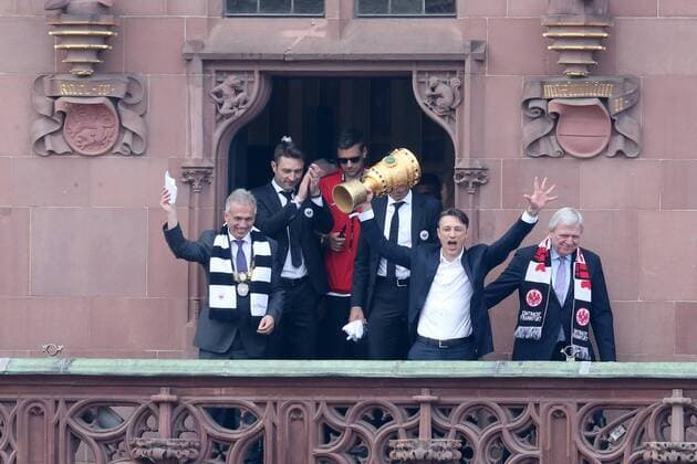 Coach Niko Kovac Eintracht Frankfurt enters with the DFB Cup Mayor Peter Feldmann and Prime Minister Volker Bouffier the balcony Kovac cheering DFB Cup winner 2018 Eintracht Frankfurt returns from Berlin to Frankfurt Reception at the Römer Balcony at Frankfurt City Hall Eintracht Frankfurt DFB Cup winner 2018 Reception Frankfurt am Main Copyright: xRoskaritzx Eibner-Pressefotox EP_fh_rrz