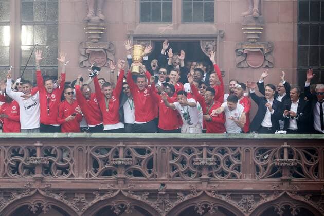 Alexander Meier Frankfurt 14 Soccer God with the DFB Cup Jubilation of the crew Cheering with arms stretched to the sky Laola DFB Winners Cup 2018 Eintracht Frankfurt returns from Berlin to Frankfurt Reception at the Römer Balcony at Frankfurt City Hall Eintracht Frankfurt DFB Cup Winners 2018 Reception Frankfurt am Main Copyright: xRoskaritzx Eibner-Pressefotox EP_fh_rrz