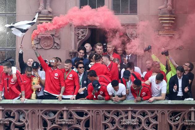 Kevin Prince Boateng Eintracht Frankfurt No 17 fires a red smoke bomb DFB Cup Winner 2018 Eintracht Frankfurt returns from Berlin to Frankfurt Reception at the Römer Balcony at Frankfurt City Hall Eintracht Frankfurt DFB Cup Winner 2018 Reception Frankfurt am Main Copyright: xRoskaritzx Eibner-Pressefotox EP_fh_rrz