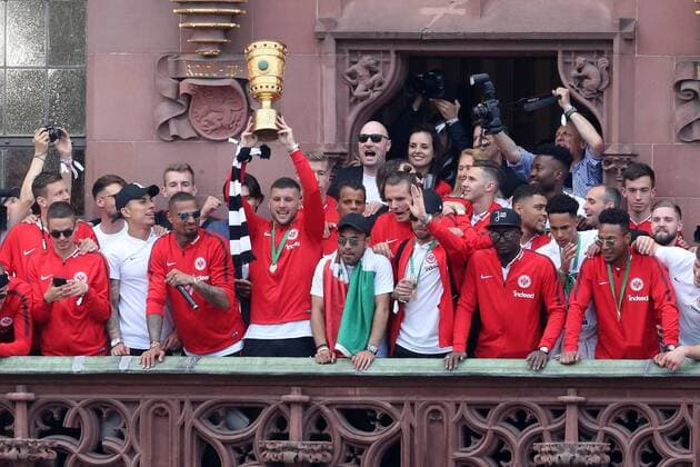 Pokal hero Ante Rebic Frankfurt 4 draws the DFB Pokal into the Frankfurt sky DFB Cup winner 2018 Eintracht Frankfurt returns from Berlin to Frankfurt Reception at the Römer Balcony at Frankfurt City Hall Eintracht Frankfurt DFB Cup winner 2018 Reception Frankfurt am Main Copyright: xRoskaritzx Eibner-Pressefotox EP_fh_rrz