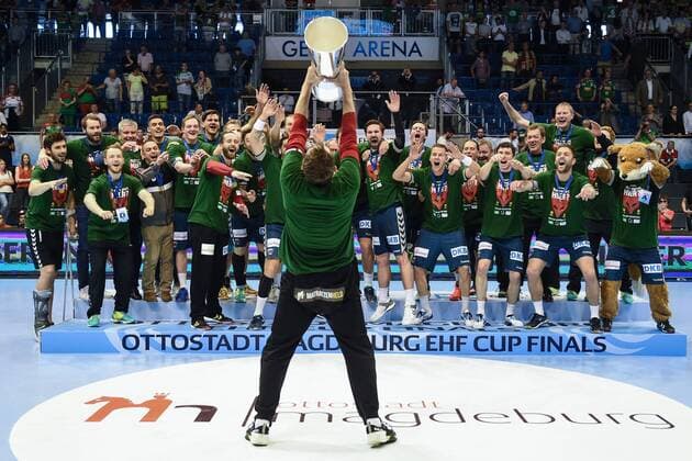 Handball Men EHF Cup Final Four Tournament in Magdeburg Season 2017 18 Final game Foxes Berlin Saint Raphael Var Handball Cheers after the Cup victory TW Petr Stochl No. 71 Füchse Berlin raises the trophy in front of his team in the amount 20 05 18 Copyright: xMichaelxHundtx xMatthiasxKochx