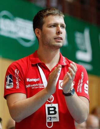 v li Trainer Jaron Siewert TUSEM Essen gives instructions gesticulated gesturing with the arms gives instructions Gesticulate DKB 2 Handball Bundesliga DJK Rimpar Wolves TUSEM Essen xfskrx