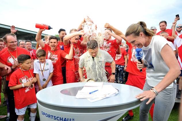 Football Niederrheinpokal Final Red White Oberhausen Red Weiss Essen on 21 05 2018 in the Niederrhein Stadium in Oberhausen Mike Terranova Head coach Oberhausen mitte gets a beer shower during the interwiev with Julia Scharf xTTx
