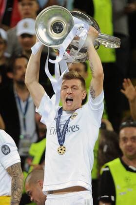 Preview of the CL Final Real Madrid FC Liverpool on 26 05 in Kiev Archive photo Toni KROOS Real Madrid with the Cup Cup Trophy Cheers Joy Enthusiasm Prize giving ceremony Li JAMES RODRIGUEZ Real Madrid Football Champions League Final 2016 Real Madrid Atletico Madrid 5 3 i E Season2015 16 am 28 05 2016 Stadio San Siro Milan Â