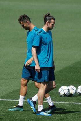Real Madrid s players Potruguese Cristiano Ronaldo (R) and French Karim Benzema attend a training session on the Open Media Day ahead of the UEFA Champions League final, in Madrid, Spain, 22 May 2018. UEFA Champions League final between Real Madrid and Liverpool will be held at the NSC Olimpiyskiy Stadium in Kiev on 26 May 2018. Real Madrid Open Media Day !ACHTUNG: NUR REDAKTIONELLE NUTZUNG!  Copyright: xJuanxCarlosxHidalgox GRAF2884 20180522-636625940595253244