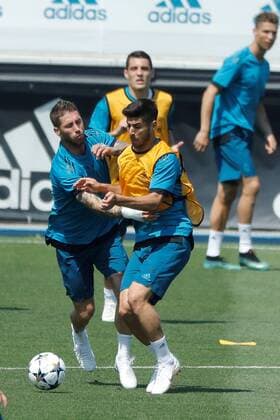 Real Madrid s players Sergio Ramos (L) and Marco Asensio in action during a training session on the Open Media Day ahead of the UEFA Champions League final, in Madrid, Spain, 22 May 2018. UEFA Champions League final between Real Madrid and Liverpool will be held at the NSC Olimpiyskiy Stadium in Kiev on 26 May 2018. Real Madrid Open Media Day !ACHTUNG: NUR REDAKTIONELLE NUTZUNG!  Copyright: xJuanxCarlosxHidalgox GRAF2907 20180522-636625941239949017