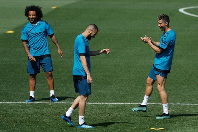 Real Madrid s players Poruguese Cristiano Ronaldo (R) Brazilian Marcelo (L) and French Karim Benzema share a light moment during a training session on the Open Media Day ahead of the UEFA Champions League final, in Madrid, Spain, 22 May 2018. UEFA Champions League final between Real Madrid and Liverpool will be held at the NSC Olimpiyskiy Stadium in Kiev on 26 May 2018. Real Madrid Open Media Day !ACHTUNG: NUR REDAKTIONELLE NUTZUNG!  Copyright: xJuanxCarlosxHidalgox GRAF2887 20180522-636625941262449267