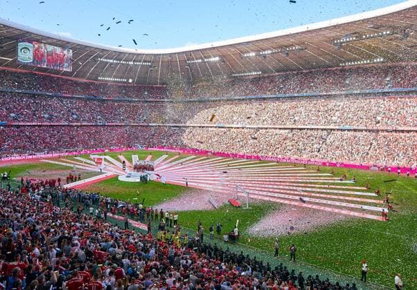 Allianz Arena Stadium Football Stadium Tribuenen Auditorium Tribune Inside Architecture Lawn inside Arena Fan Fans Football fans supporters spectators Spectator Jacket Cowl Vest Fan shawls Scarves Mask Scarves Suedkurve FC BAVARIA MUENCHEN VFB STUTTGART 1 4 Soccer 1 Bundesliga Muenchen am 12 05 2018 34 Gameday League Season 2017 2018 1 Liga 1 Bundesliga FCB 28 championship title