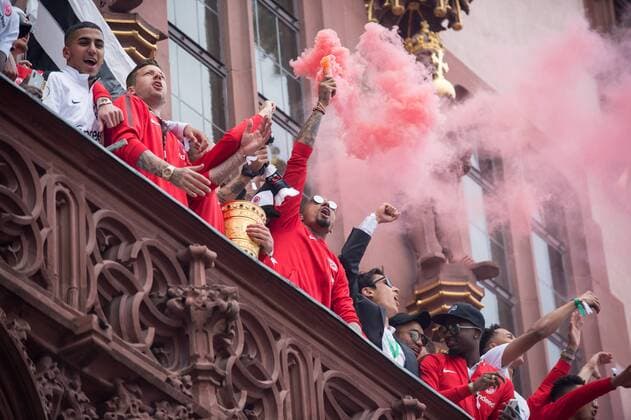 Kevin Prince BOATENG F holding a smoke bomb in his hand while the Frankfurt players cheering on the balcony of the Roemers cheering cheering joy cheers celebrate half figure half figure horizontal format firework pyrotechnics pyro bengalos bengal lights smoke smoke bomb DFB cup celebration Eintracht Frankfurt F on the Roemerberg in Frankfurt on 20 05 2018 Â