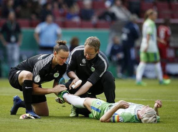 Soccer Cologne Germany DFB Cup Final Women VFL Wolfsburg WOB vs FC Bayern M Munich 3 2 n E in the Rhein Energie Stadium in Cologne on 19 05 2018 Torfrau Almuth SCHULT VFL li takes care of the injured Nilla FISCHER VFL re