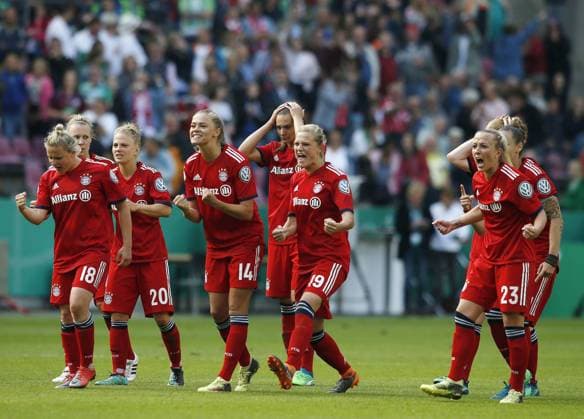Soccer Cologne Germany DFB Cup Final Women VFL Wolfsburg WOB vs FC Bayern Munich 3 2 n E in the Rhein Energie Stadium in Cologne on 19 05 2018 The Munich players are watching the penalties of their colleagues