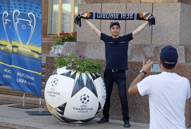 May 23, 2018 - Kiev, Ukraine - A Real Madrid fan poses for a photo near a giant ball promoting the UEFA Champions League final in center of Kiev, Ukraine, on 23 May 2018. Real Madrid will face Liverpool FC in the UEFA Champions League final at the NSC Olimpiyskiy stadium in Kiev on 26 May 2018. UKRAINE UEFA CHAMPIONS LEAGUE FINAL 2018 - ZUMAg194 20180523_zap_g194_022 Copyright: xSergxGlovnyx