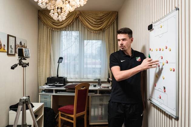 Berlin, Germany, 03.02.2018: Munier Raychouni, Trainer von CFC Hertha 06, nimmt für seinen Youtube-Kanal Coach Munier Taktik Freak ein Video in seinem Zimmer auf. *** Berlin Germany 03 02 2018 Munier Raychouni CFC coach Hertha 06 is recording a video in his room for his Youtube channel Coach Munier Tactics Freak