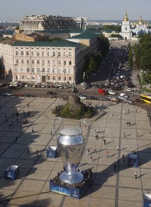 May 23, 2018 - Kiev, Ukraine - View of a giant replica of the UEFA Champions League trophy in center of Kiev, Ukraine, 23 May, 2018.Kiev is preparing for the 2018 UEFA Champions League Final football match between Real Madrid and Liverpool FC next May 26 at the Olimpiyskiy Stadium. Real Madrid v Liverpool - UEFA Champions League Final Previews  - ZUMAn230 20180523_zaa_n230_1173 Copyright: xStrx