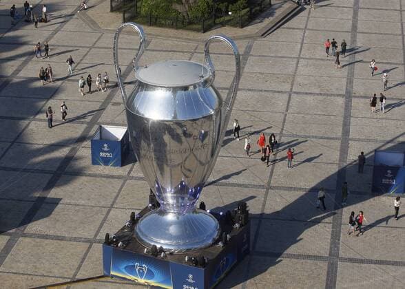 May 23, 2018 - Kiev, Ukraine - View of a giant replica of the UEFA Champions League trophy in center of Kiev, Ukraine, 23 May, 2018.Kiev is preparing for the 2018 UEFA Champions League Final football match between Real Madrid and Liverpool FC next May 26 at the Olimpiyskiy Stadium. Real Madrid v Liverpool - UEFA Champions League Final Previews  - ZUMAn230 20180523_zaa_n230_1175 Copyright: xStrx
