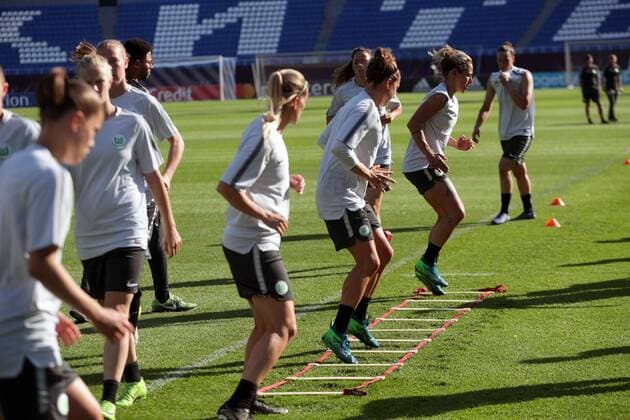 Players of VfL Wolfsburg do exercises during an open training session ahead of the 2018 UEFA Women s Champions League final against Olympique Lyonnais (Lyon) scheduled to take place at the Valeriy Lobanovskyi Dynamo Stadium on May 24, Kyiv, capital of Ukraine, May 23, 2018. Ukrinform. Wolfsburg s open training session in Kyiv  Copyright: xPavlo_Bagmutx