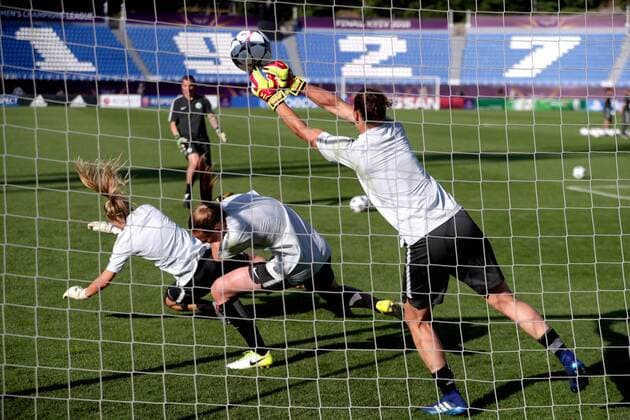 A goalkeeper of VfL Wolfsburg practises to make saves during an open training session ahead of the 2018 UEFA Women s Champions League final against Olympique Lyonnais (Lyon) scheduled to take place at the Valeriy Lobanovskyi Dynamo Stadium on May 24, Kyiv, capital of Ukraine, May 23, 2018. Ukrinform. Wolfsburg s open training session in Kyiv  Copyright: xPavlo_Bagmutx