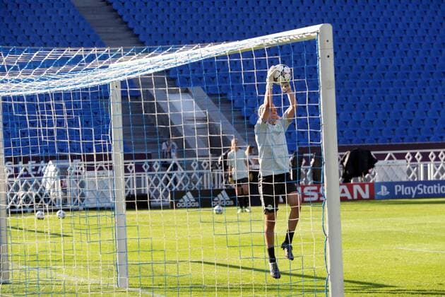 A goalkeeper of VfL Wolfsburg catches the ball during an open training session ahead of the 2018 UEFA Women s Champions League final against Olympique Lyonnais (Lyon) scheduled to take place at the Valeriy Lobanovskyi Dynamo Stadium on May 24, Kyiv, capital of Ukraine, May 23, 2018. Ukrinform. Wolfsburg s open training session in Kyiv  Copyright: xPavlo_Bagmutx