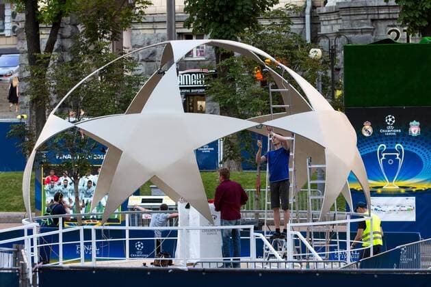 SOCCER - UEFA Men Women CL KIEV,UKRAINE,23.MAY.18 - SOCCER - UEFA Men Women Champions League, final, preview. Image shows the workers in the 2018 UEFA Champions League Final fan zone. GEPAxpictures xMaticxKlansek