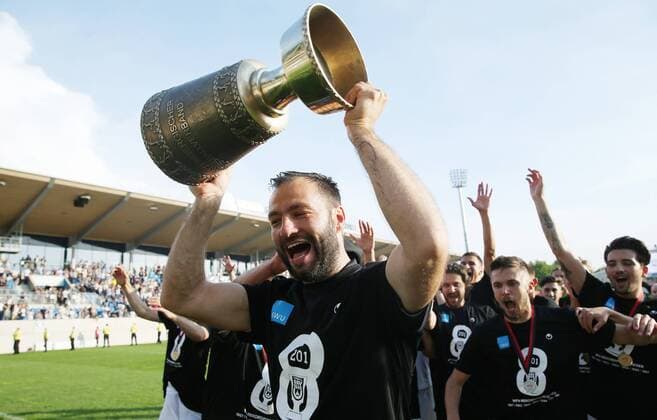 Final DB Regio wfv Cup 2017 2018 GAZI Stadium at the Waldau 21 05 2017 Germany Final DB Regio wfv Cup 2017 2018 TSV IIshofen SSV Ulm 1846 Football Coach Tobias Flitsch Ulm with the WFV Cup Photo Herbert Rudel