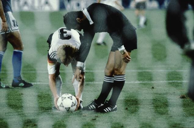 Endspiel der Fussball Weltmeisterschaft 1990 im Rom Deutschland - Italien Andreas Brehme legt sich den Ball zum Elfmeter hin. Mit dem Strafstoß erzielt er beim Endspiel der Fussball Weltmeisterschaft in Italien 1990 das entscheidende 1:0 für Deutschland. Schiedsrichter ist Edgardo Codesal MŽndez *** Final of the Football World Cup 1990 in Rome Germany Italy Andreas Brehme throws the ball to the penalty The penalty he scored in the final of the Football World Cup in Italy in 1990, the decisive 1 0 for Germany referee is Edgardo Codesal MŽndez