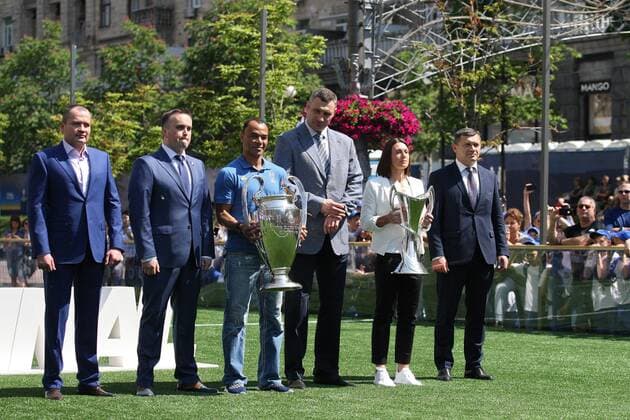 First deputy head of the Kyiv City State Administration Mykola Povoroznyk, ambassador of the 2018 UEFA Women s Champions League final, midfielder of the Ukrainian women s national football team Iia Andrushchak, Kyiv city head Vitali Klitschko, former Brazilian professional footballer Marcos Evangelista de Morais, known as Cafu, Deputy Prosecutor General, head of the Special Anti-Corruption Prosecutor s Office Nazar Kholodnytskyi and MP Artur Palatnyi (R to L) pose for a photo with the UEFA Women s Champions League trophy and the UEFA Champions League cup during the opening of the UEFA Champions Festival on Khreshchatyk Street, Kyiv, capital of Ukraine, May 24, 2018. Ukrinform. UEFA Champions Festival begins in Kyiv Copyright: xSirykxAnatoliix