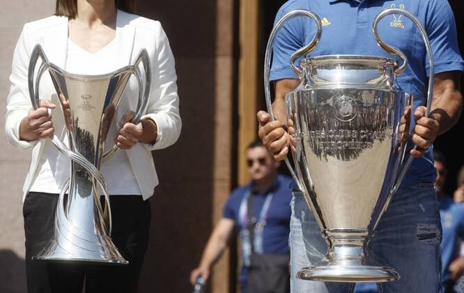 Bilder des Tages - SPORT May 24, 2018 - Kiev, Ukraine - CAFU (R), former soccer player of Milan and IYA ANDRUSCHAK (L), Ukrainian national soccer player and ambassador for the UEFA Women s Champions League final, pose with the UEFA Champions League trophies during the opening ceremony of a Champions Festival in Kiev, Ukraine, on 24 May, 2018. Real Madrid will face Liverpool FC in the UEFA Champions League final at the NSC Olimpiyskiy stadium in Kiev on 26 May 2018. Real Madrid vs Liverpool FC - ZUMAg194 20180524_zap_g194_011 Copyright: xSergxGlovnyx